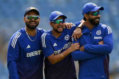Kuldeep Yadav in discussion with Rishabh Pant and Ravindra Jadeja